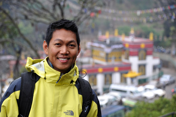 Dennis with the colorful monastery of Swayambhunath Temple