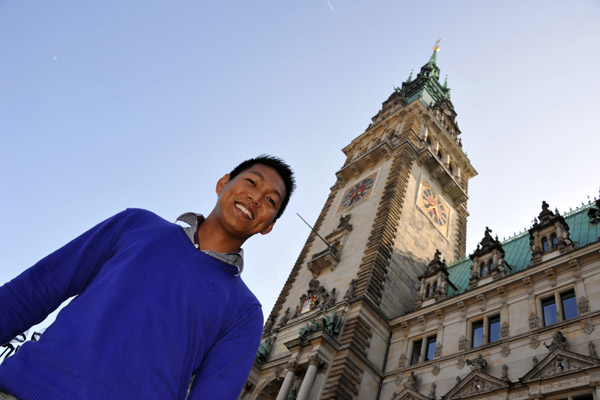 Dennis with the Hamburg City Hall