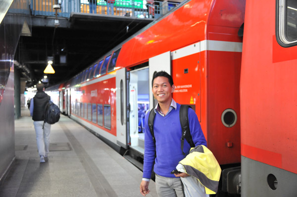 Dennis getting on the train to Elmshorn