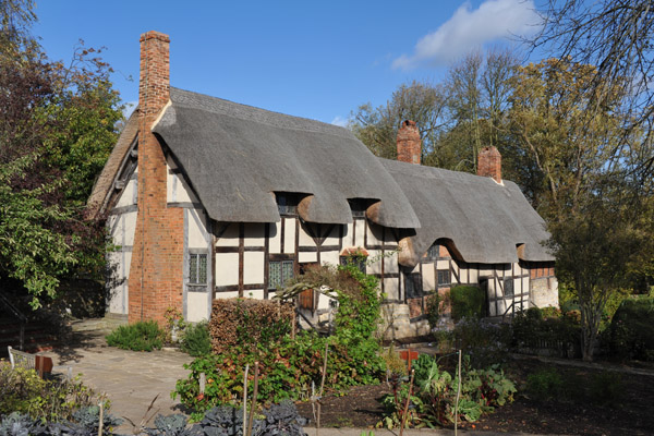 Anne Hathaway's Cottage was occupied by the family's descendants until 1892