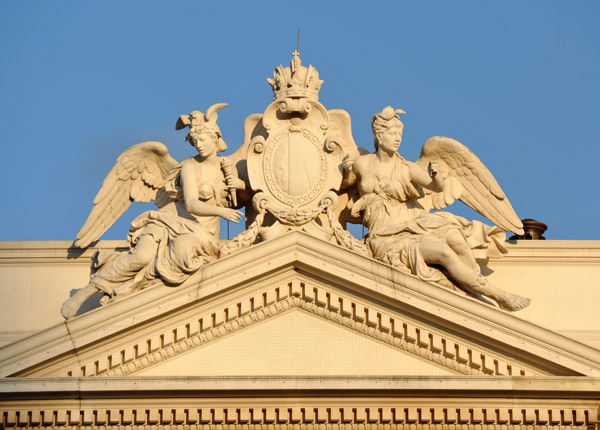 Sculptural detail of the Burgtheater, coat-of-arms supported by two angels