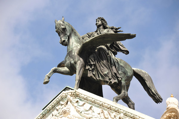 Pegasus sculpture on top of the Wiener Staatsoper