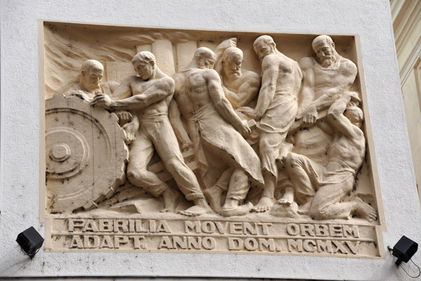 Vienna relief sculpture - Fabrilia Movent Orbem Adapt. Anno Dom. MCMXV (1915), Herrengasse 10