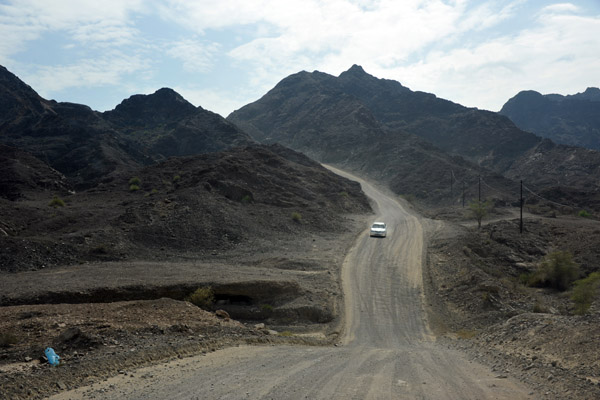 The road to Hatta Pools