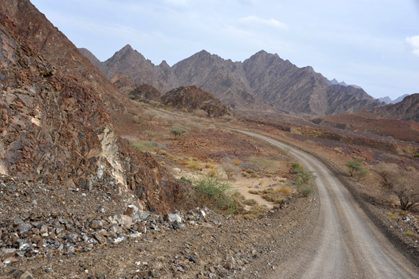 Side road from Ray (Oman) leads to another wadi