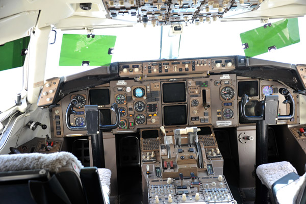 Boeing 757 cockpit (N169CA)