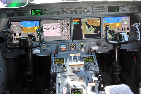 Cockpit of the G550 (N888VS)