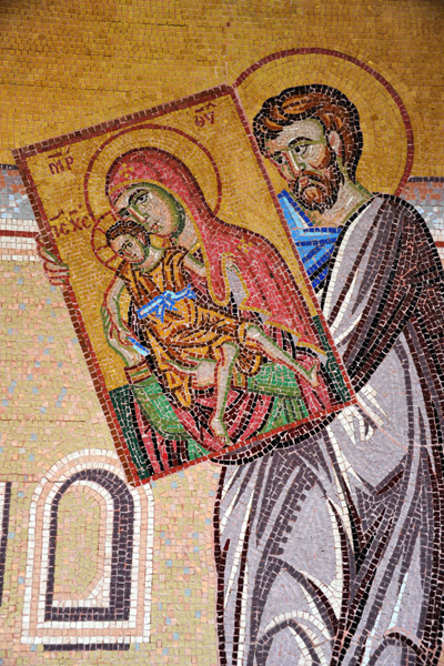 Mosaic of St. Luke carrying the Icon of Kykkos