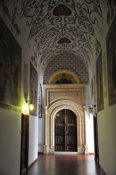 Passageway leading to a door, Kykkos