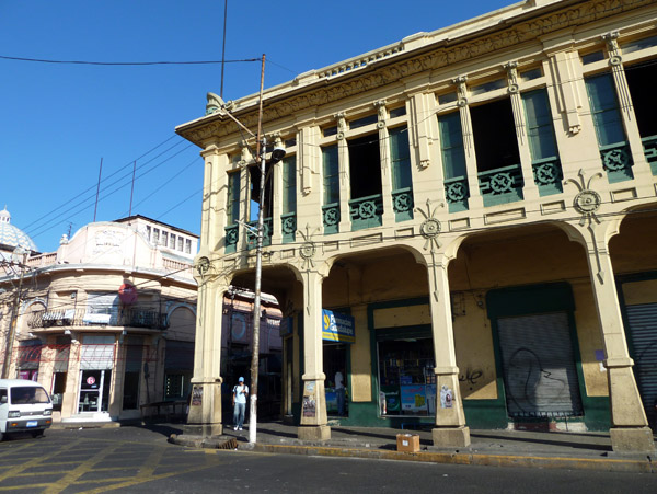 Calle 2a Oriente along the north side of Parque Libertad