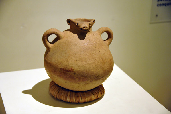 Pitcher with zoomorphic decoration - Quelepa - classical period