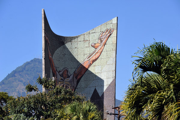 Monumento a la Revolucin, in front of the Museo de Arte de El Salvador