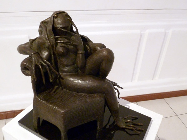 Bronze frog by Titi Escalante, 1997