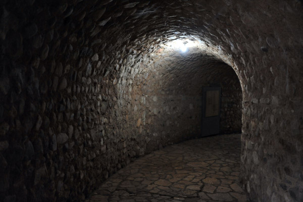 The entrance of the museum is supposed to evoke the archaeological tunnels carved into the Copan Acropolis