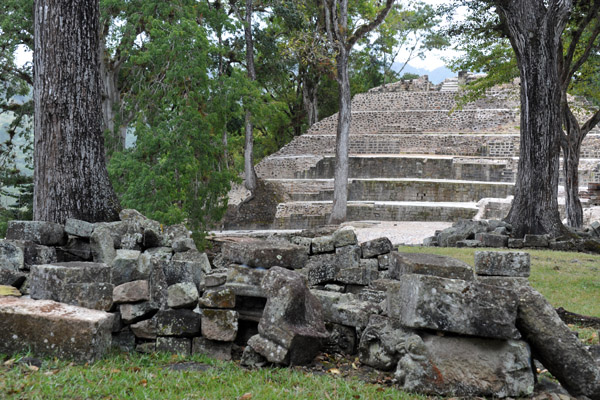 Patio of the Jaguars (Patio Oriental) and the pyramid of Temple 16