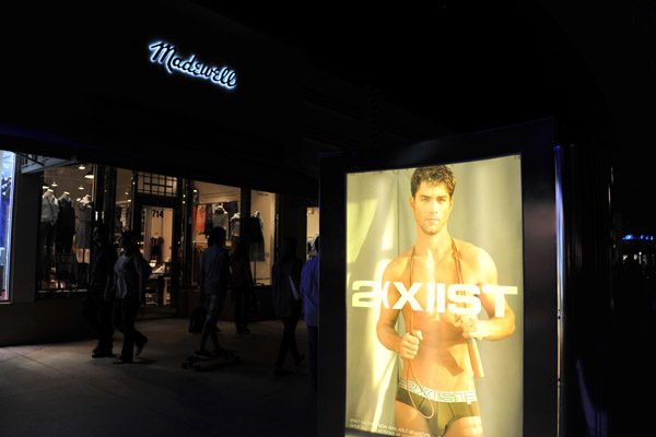 Lincoln Road Mall at night, South Beach