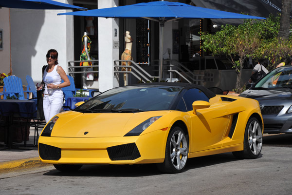 Yellow Lamborghini on Ocean Drive, Miami Beach