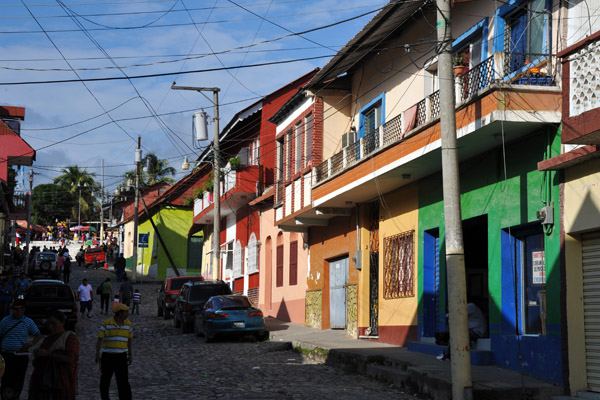 Avenida Barrios leading to the Parque Central, Flores