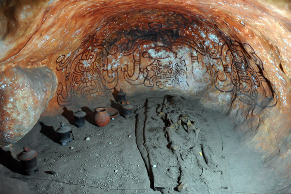 Burial cave, Rio Azul