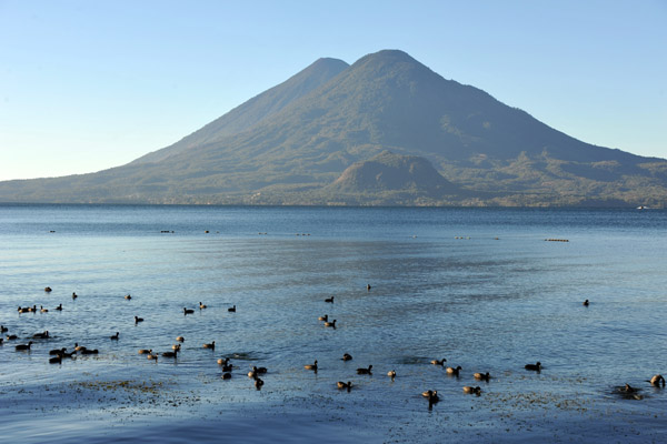 Volcán Tolimán and Volcán Atitlán seem to be one when viewed from Panajachel
