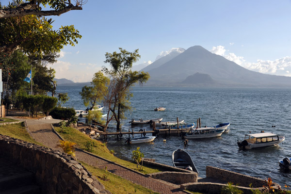 The twin volcanoes, Tolimán and Atitlán