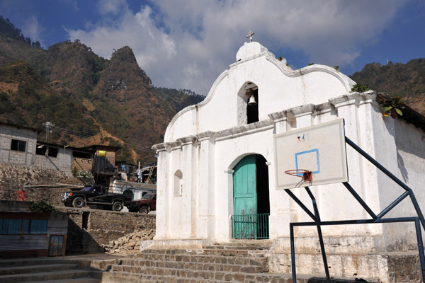 The small church of Santa Cruz La Laguna