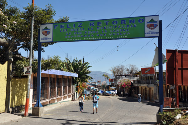 Feliz Retorno - road to the Santiago dock on the east side of town
