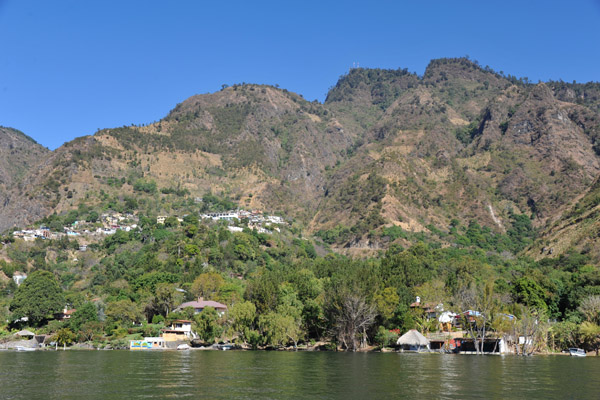The lakeshore by Santa Cruz De Laguna