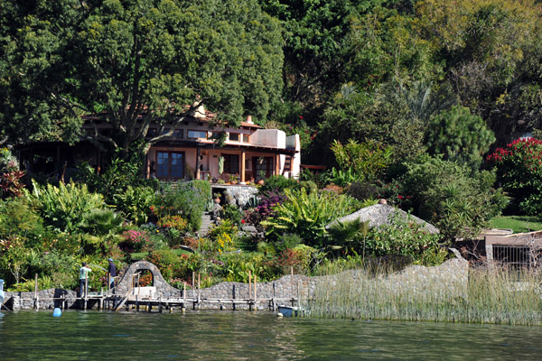 Private villa with a beautiful garden near Santa Cruz