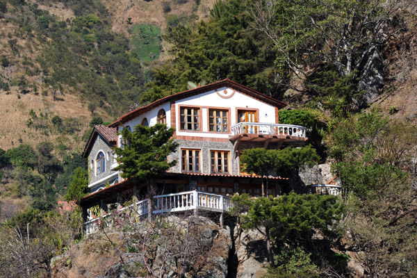 The pretty cliffside Casa del Mundo Hotel, Jaibalito