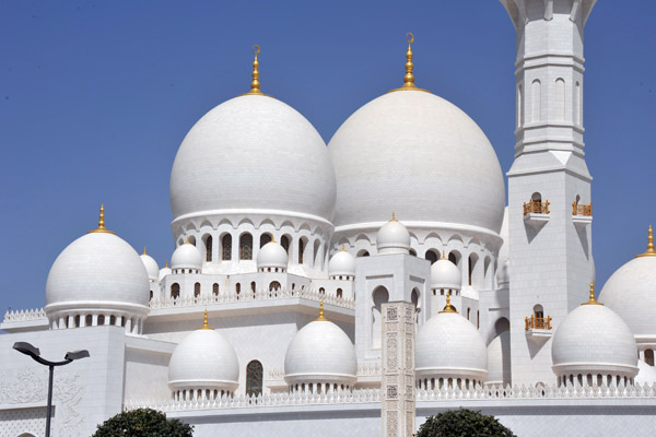 The Sheikh Zayed Mosque has 82 domes of varying sizes