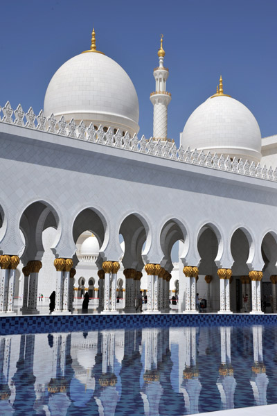 Arcades and reflecting pool, Sheikh Zayed Mosque