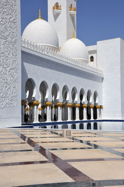In front of the Sheikh Zayed Mosque