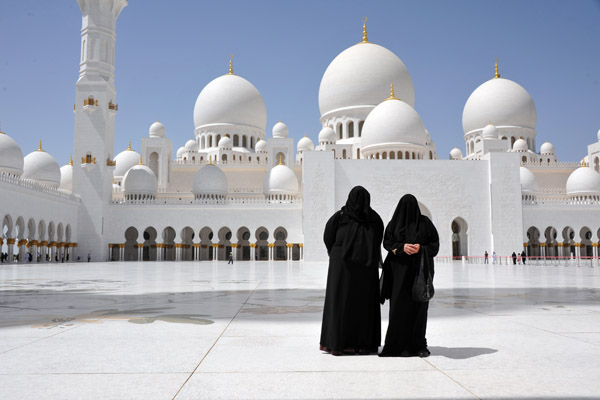 Mom and Adrienne in their black abbayas, Sheikh Zayed Mosque