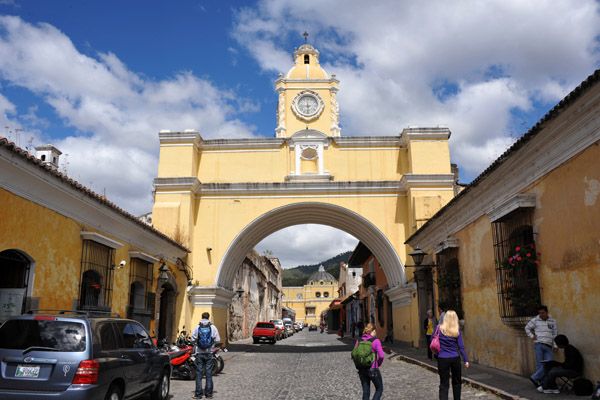 La Antigua Guatemala's most famous landmark, the Arco de Santa Catalina spanning 5a Av Nte