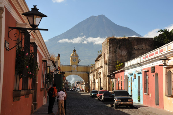 Looking south along 5a Av Norte with the Santa Catalina Arch and Volcn de Agua