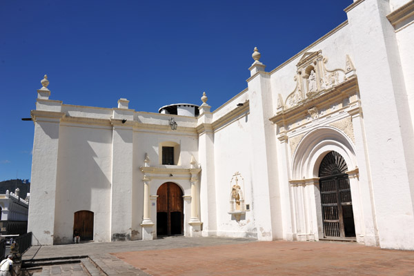 The south side of the Catedral de Santiago with the entrance to the archaeological ruins