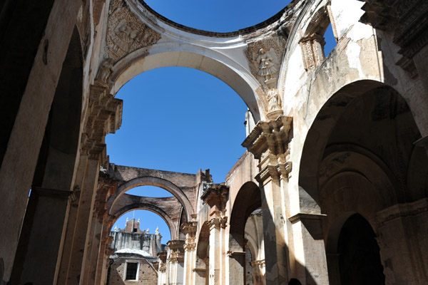 The main asile, once covered by up to 10 domes is now open to the sky
