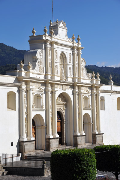 Western façade of the Catedral de Santiago