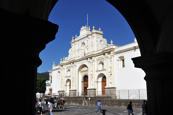 Catedral de Santiago from the arcade of the Palacio de los Capitanes Generalles