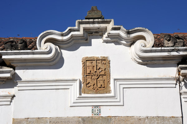 Coat-of-Arms of Spain over the entrance to 1a Av Nte, 12