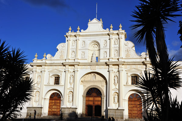 Catedral de Santiago on the east side of Parque Central, founded in 1542