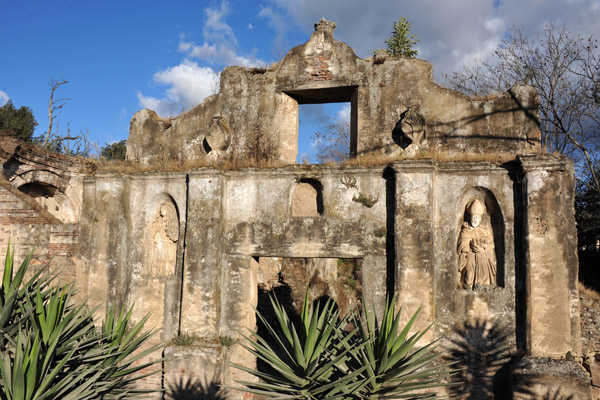 Faade on the west side of the Colegio de San Jernimo, Antigua Guatemala