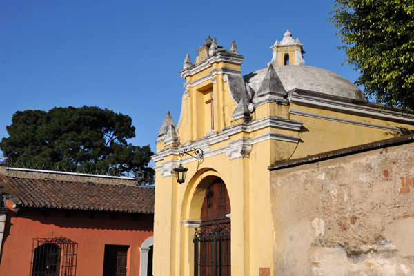 Small chapel on the corner outside the Church of San Francisco