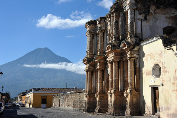 Ruins of El Carmen with the Volcán de Agua, 3a Av Nte, Antigua Guatemala