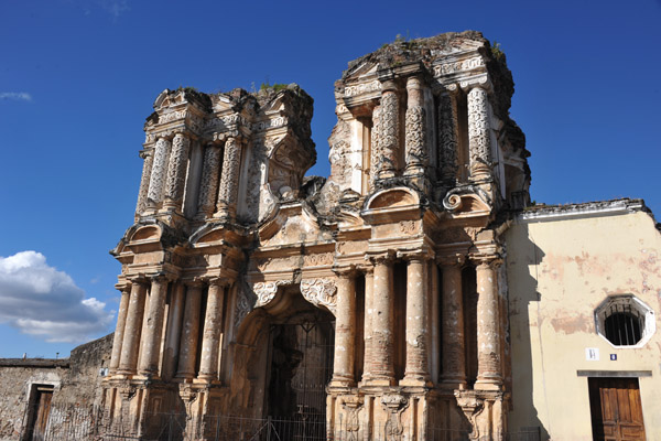The Iglesia del Carmen was founded in Antigua Guatemala in 1638
