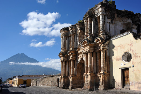 Ruins of El Carmen with the Volcán de Agua, 3a Av Nte, Antigua Guatemala 