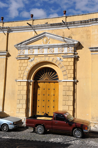 Eastern side entrance to Iglesia de San Pedro