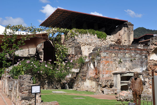 The Casa Santo Domingo has left the church and part of the convent in ruins as an archaeological park