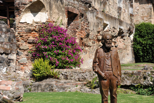 Statue in front of the archaeological area of the Convent of Santo Domingo